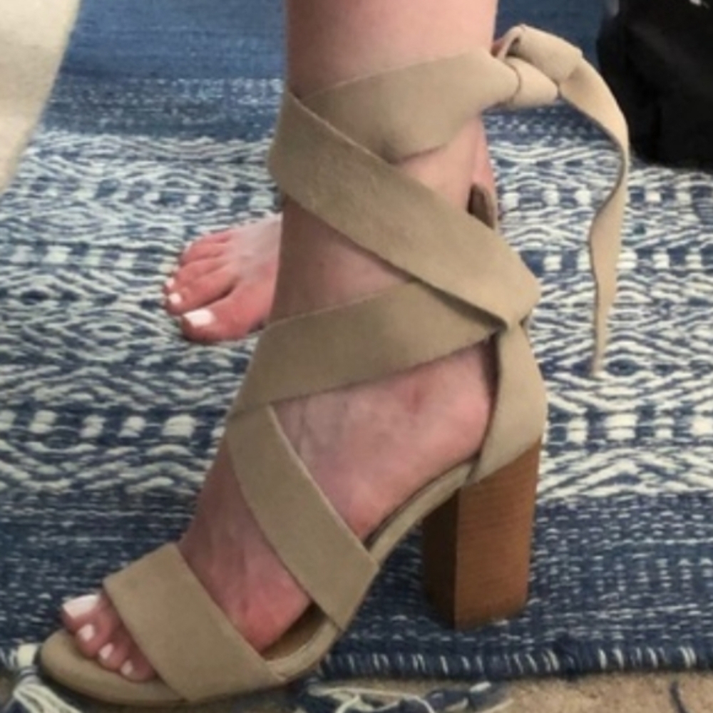 Gianni Bini Sand Suede Ankle Tie Block Heel Sandal Size 6.5 - Picture 2 of 12